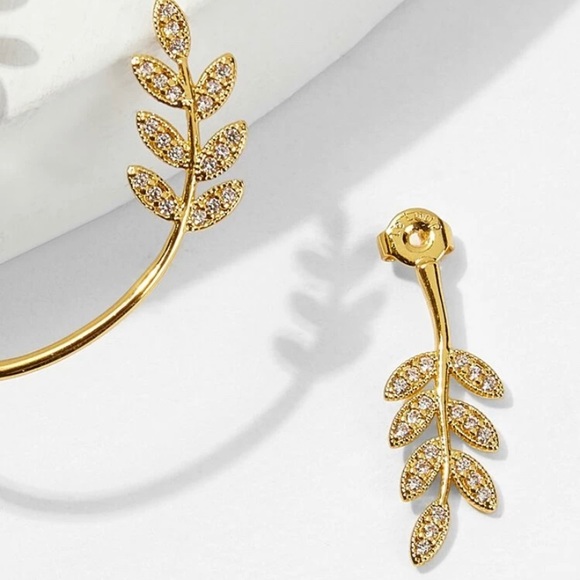 Beautiful ear climber earring in silver or gold. - Picture 4 of 9